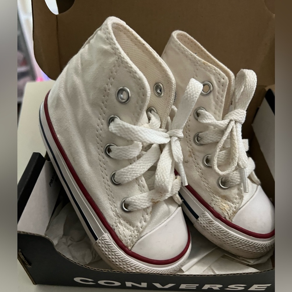 White Chuck Taylor Converse 5c